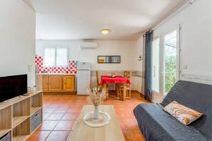 TV - Gîte 'Le Pin Parasol' with Shared Pool, Wi-Fi & Air Conditioning by Heike and Didier (Saint-Christol-lès-Alès)