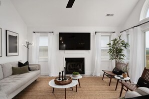 TV - Ocean and Bay Views- Pet Friendly- 2 Master Suites (Kill Devil Hills)