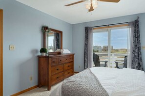 Escritorio, tabla de planchar con plancha, cuna de viaje y wifi 