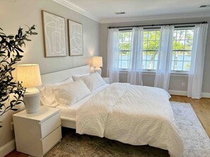 Desk, iron/ironing board, WiFi, bed sheets