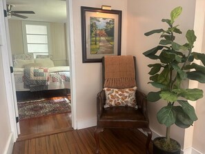 5 bedrooms, desk, WiFi, bed sheets