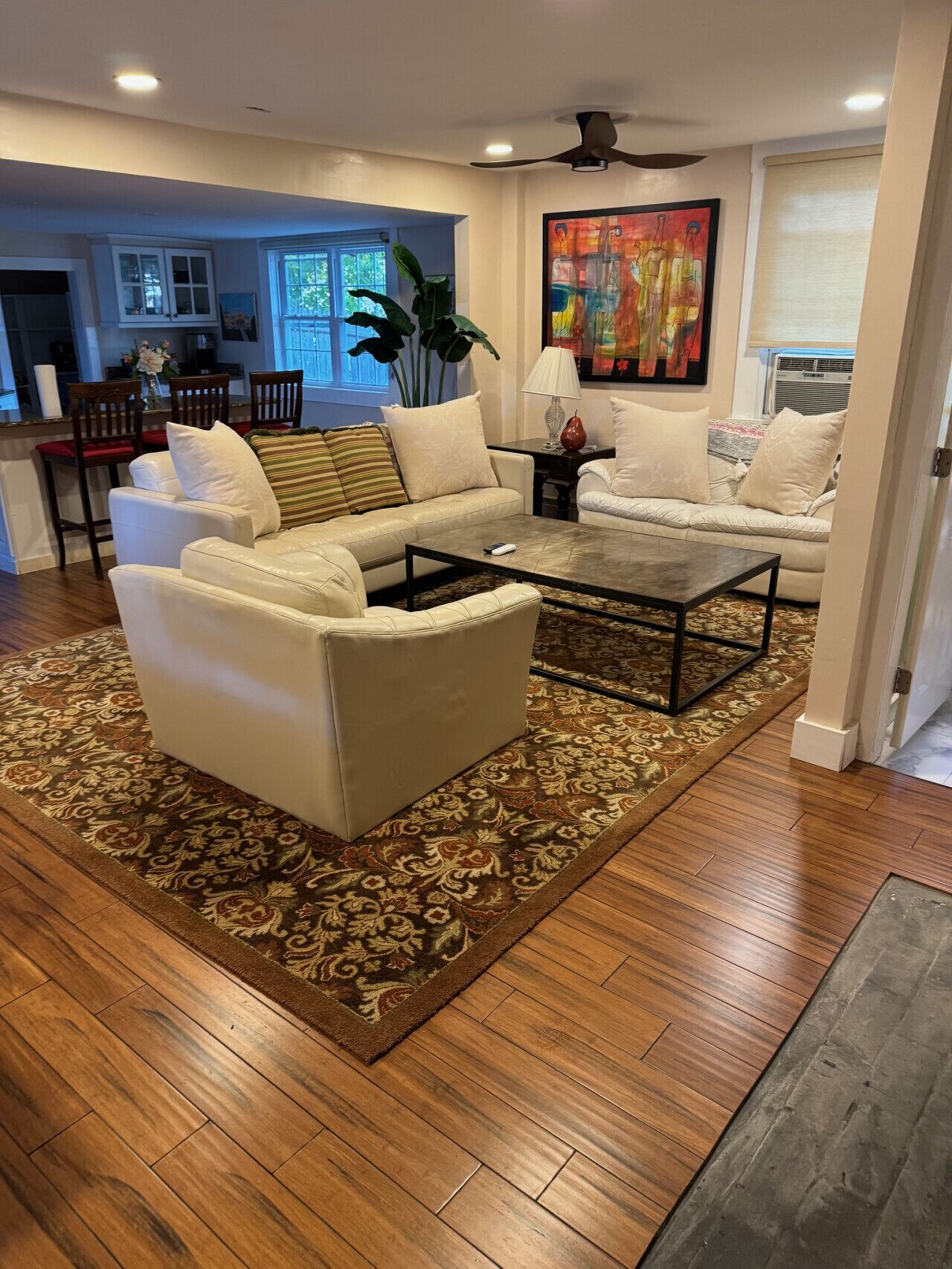 テレビ、暖炉、書庫、書斎 / ワークスペース