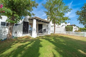 Terrace/patio - Holiday Home 'Valentina' with Shared Pool, Wi-Fi and Air Conditioning (Carvoeiro)