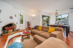 TV - Holiday Home 'Valentina' with Shared Pool, Wi-Fi and Air Conditioning (Carvoeiro)