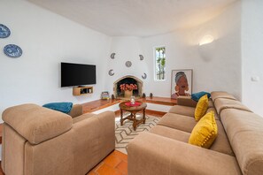 TV - Holiday Home 'Valentina' with Shared Pool, Wi-Fi and Air Conditioning (Carvoeiro)