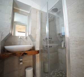 Dusche, Haartrockner, Handtücher, Seife