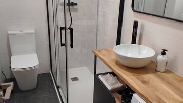 Suihku, hiustenkuivaaja, pyyhkeet