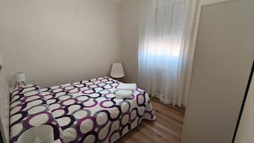 2 quartos, ferros/tábuas de passar roupa, roupa de cama