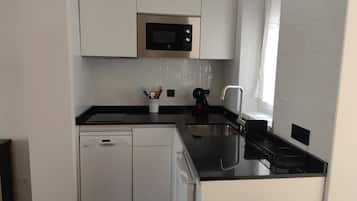 Geladeira, micro-ondas, cooktop, lava-louças
