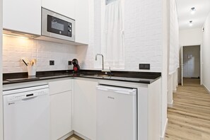 Réfrigérateur, micro-ondes, plaque de cuisson, lave-vaisselle