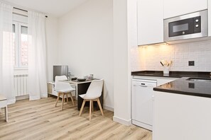 Fridge, microwave, stovetop, dishwasher - Apartment 'Legio Suites N' (León)
