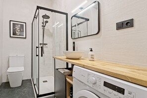Shower, hair dryer, towels