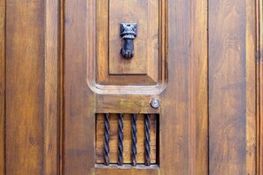 Een houten deur met een metalen klink en een sleutelgat.