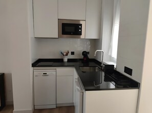 Réfrigérateur, four à micro-ondes, surface de cuisson, lave-vaisselle