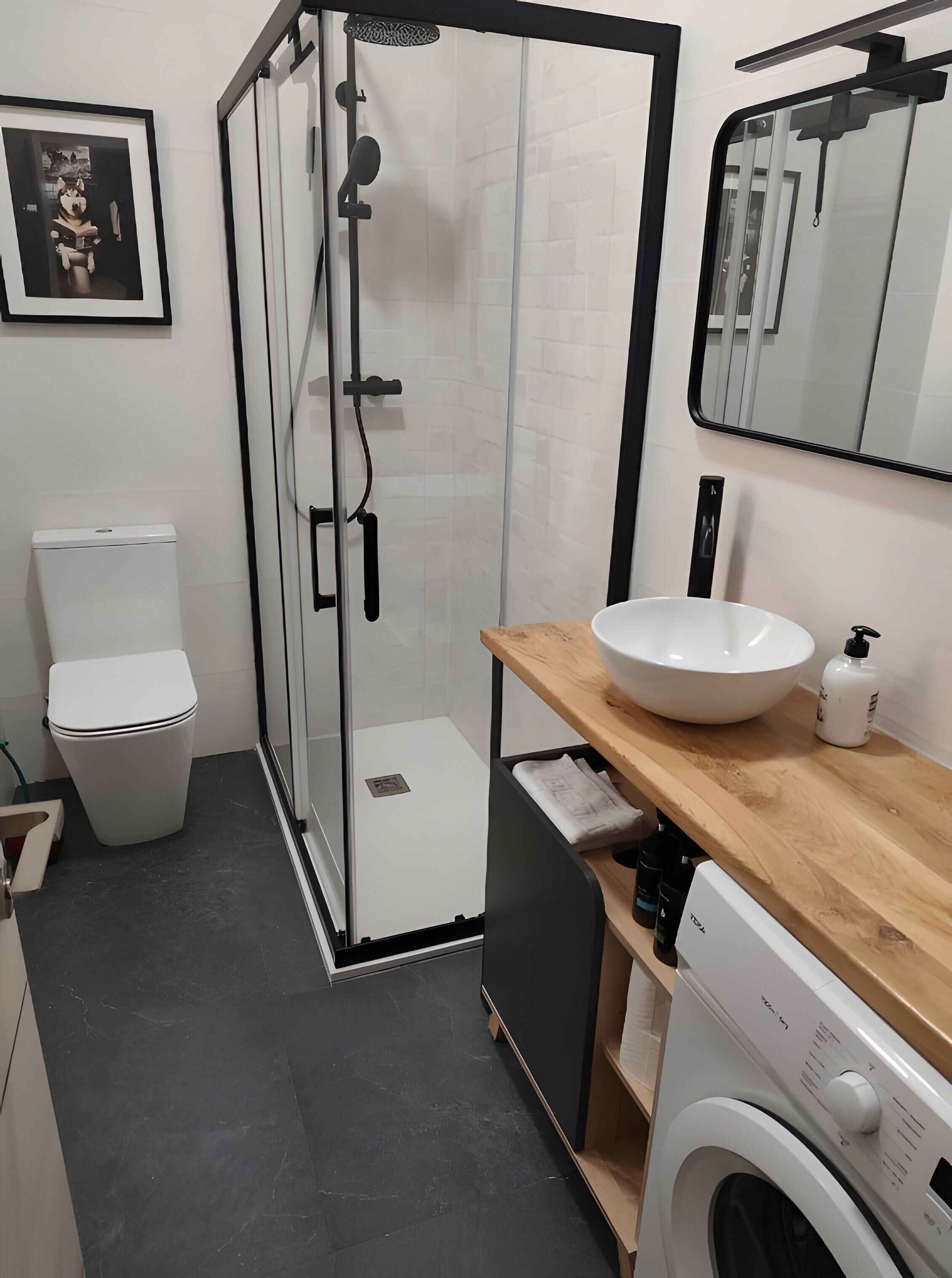 Een douche, een haardroger, handdoeken