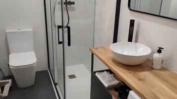 Een douche, een haardroger, handdoeken