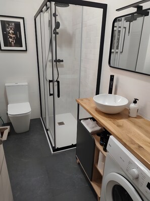Douche, séchoir à cheveux, serviettes fournies