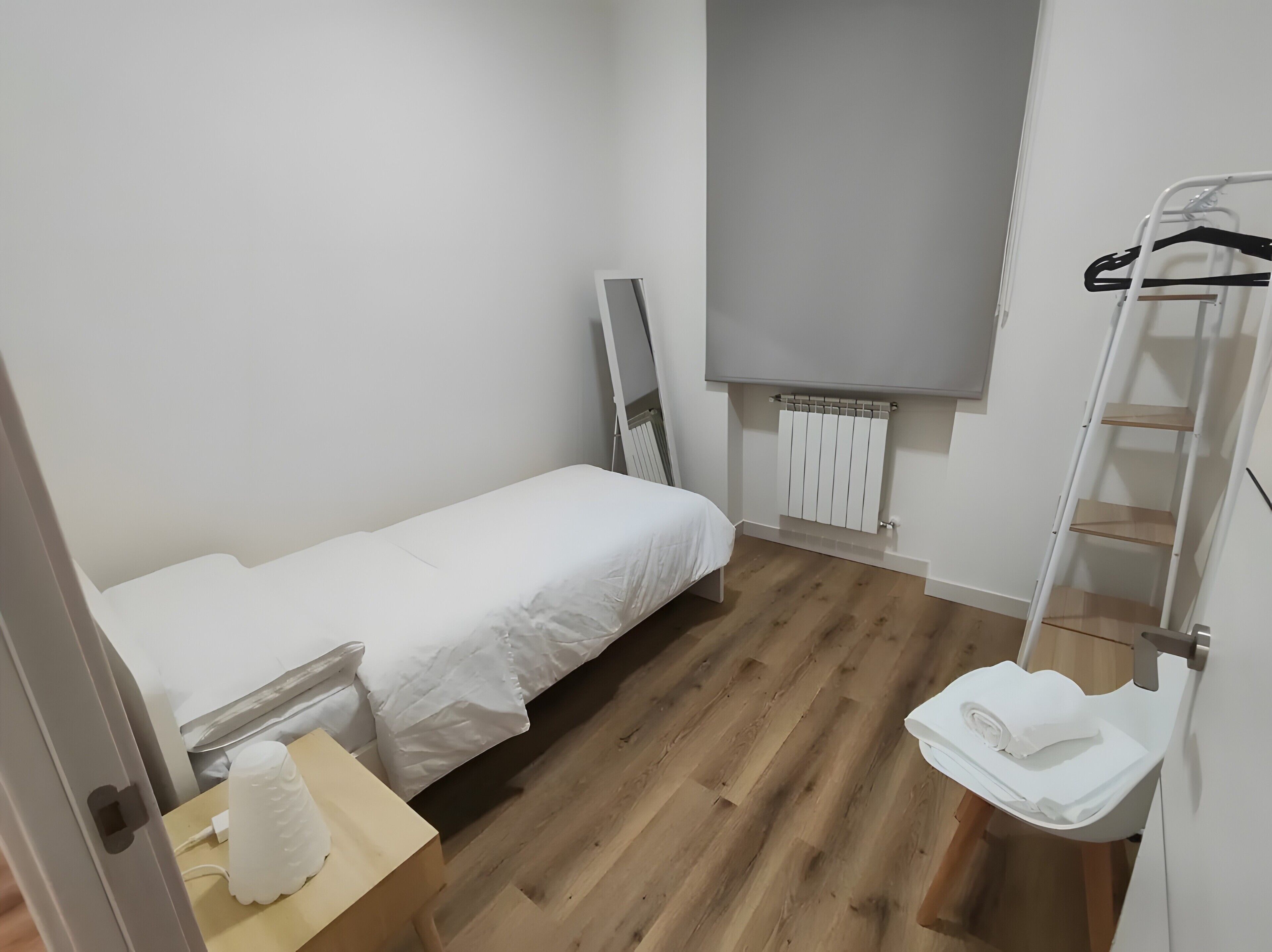 2 habitaciones, tabla de planchar con plancha y ropa de cama 