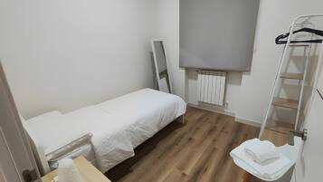 2 habitaciones, tabla de planchar con plancha y ropa de cama