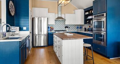 Lakefront home on peaceful cove ...just steps from Granbury's historic square