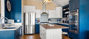 Lakefront home on peaceful cove ...just steps from Granbury's historic square