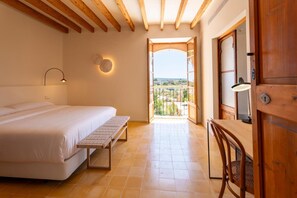 6 bedrooms, iron/ironing board, WiFi, bed sheets