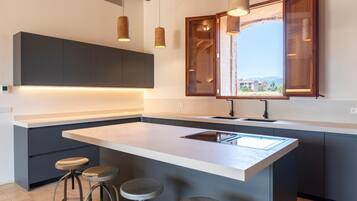 Een koelkast, een microgolfoven, een oven, een kookplaat