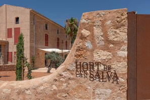 A building with a sign reading 'HORT DE SAN SALVA' and a sandy area in front. - S' Hort de ca'n salvà (Santa Maria del Camí)