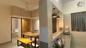 Deluxe Room, City View | In-room dining