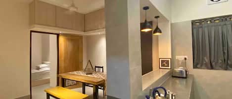 Chambre Deluxe, vue ville | Restauration dans la chambre