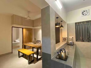 Deluxe Room, City View | In-room dining