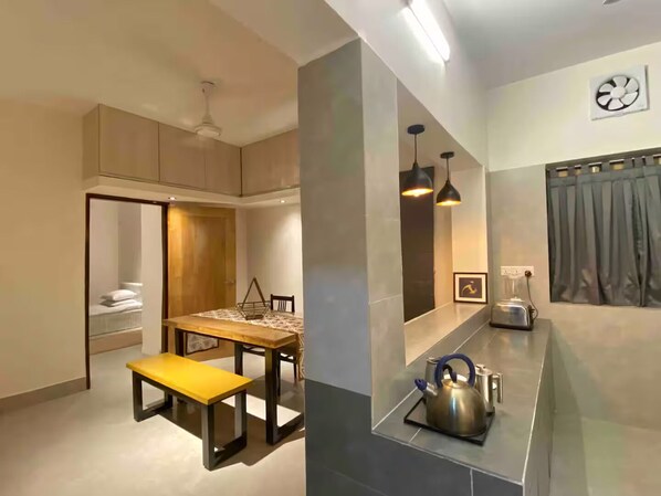 Deluxe Room, City View | In-room dining