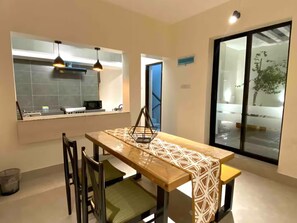 Deluxe-huone, kaupunkinäköala | Ruokailu omassa huoneessa