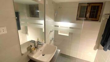 Deluxe Room, City View | Bathroom | Shower, free toiletries, hair dryer, towels