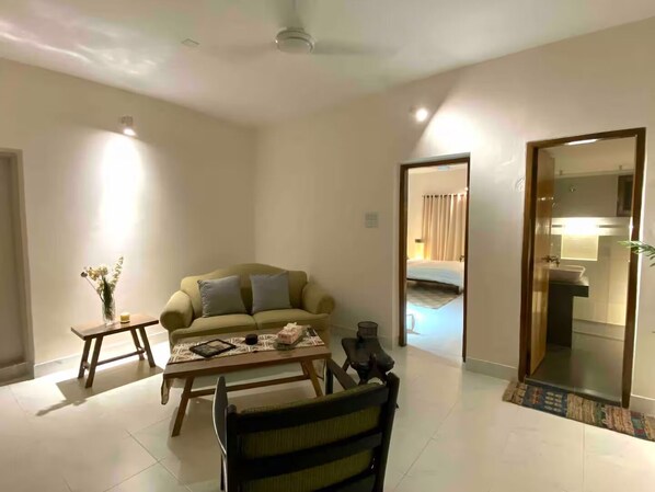 Deluxe Room, City View | Living area