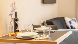 Deluxe-Studio, Balkon, Bergblick | Essbereich im Zimmer