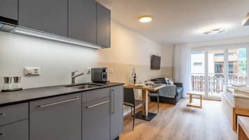 Deluxe Studio, Balcony, Mountain View | Private kitchen | Oven, stovetop, cookware/dishes/utensils