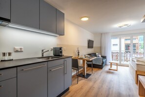 Studio Deluxe, balcon, vue sur la montagne | Cuisine privée | Un four, surface de cuisson, vaisselle et ustensiles