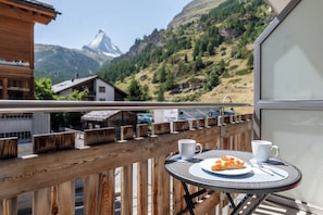 Deluxe Studio, Balcony, Mountain View | Terrace/patio