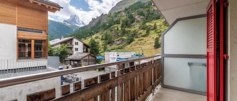 Deluxe Studio, Balcony, Mountain View | Terrace/patio