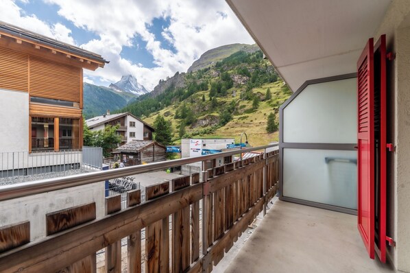 Deluxe Studio, Balcony, Mountain View | Terrace/patio