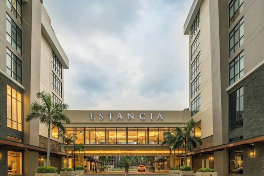 A hotel entrance with the name "ESTANCIA" prominently displayed.