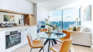 Una cocina moderna con comedor, ventanas amplias y vistas a la ciudad.