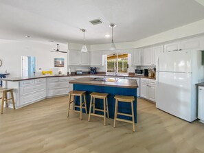 Køleskab, mikrobølgeovn, ovn, kogeplade