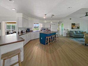 Køleskab, mikrobølgeovn, ovn, kogeplade