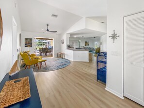 Téléviseur, livres, chaîne audio