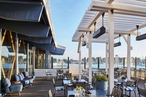 Outdoor dining - Bayfront Escape near UC Berkeley | Pool, Free Parking & Pet Friendly (Berkeley)
