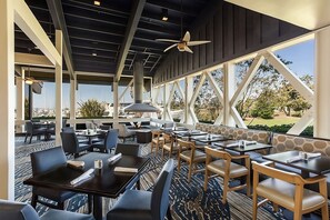 Outdoor dining - Bayfront Escape near UC Berkeley | Pool, Free Parking & Pet Friendly (Berkeley)