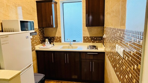 Frigobar, placa de cocina, utensilios de cocina