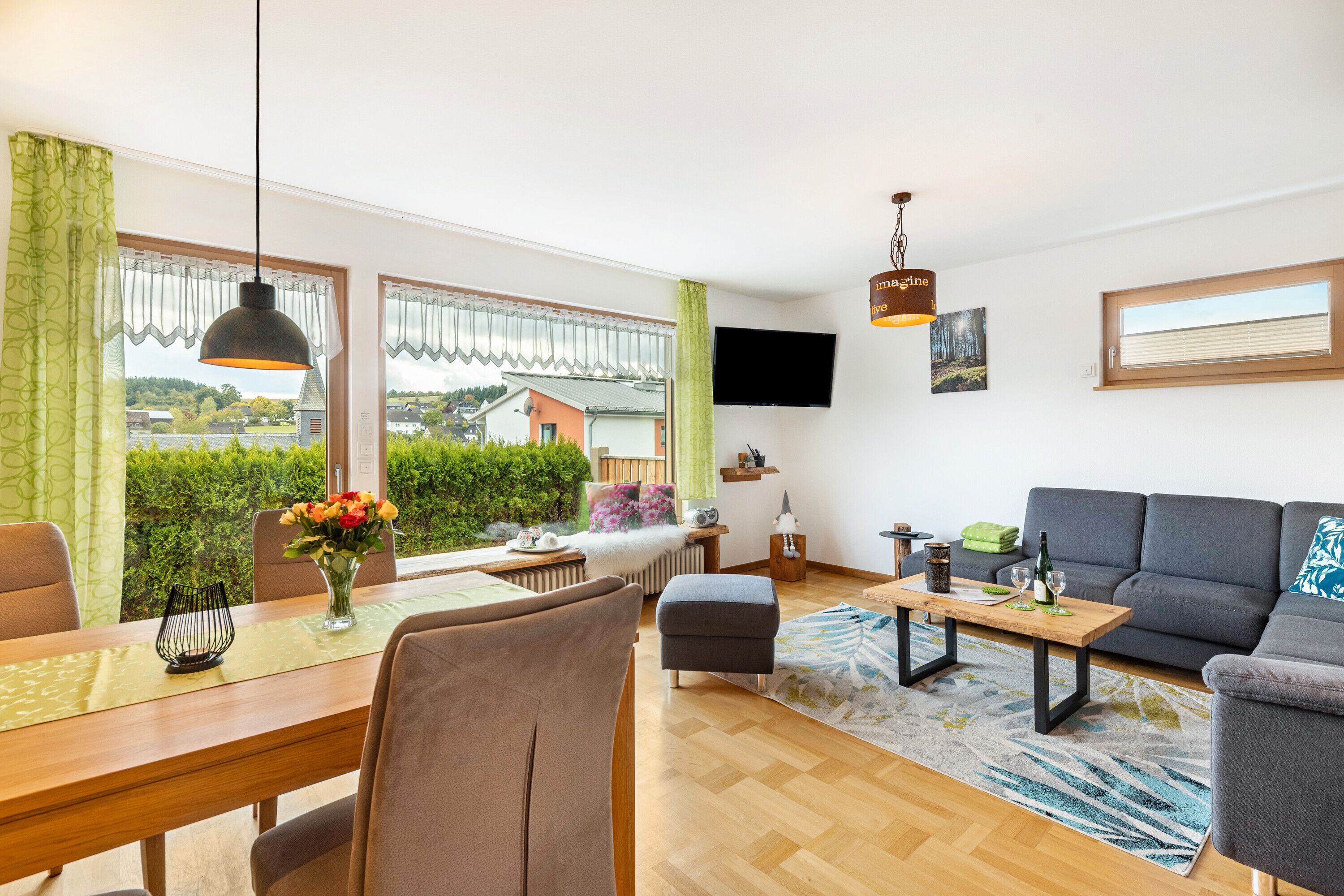 Una televisión, un reproductor estéreo